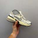 V2K Run Summit White Metallic Silver (Pronta Entrega)