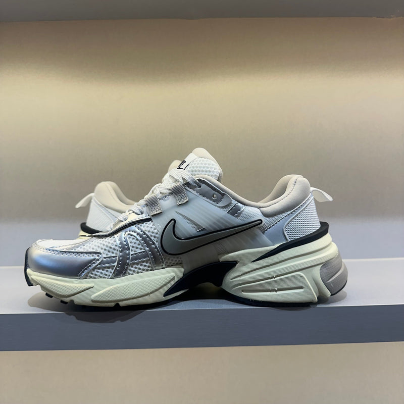 V2K Run Summit White Metallic Silver (Pronta Entrega)