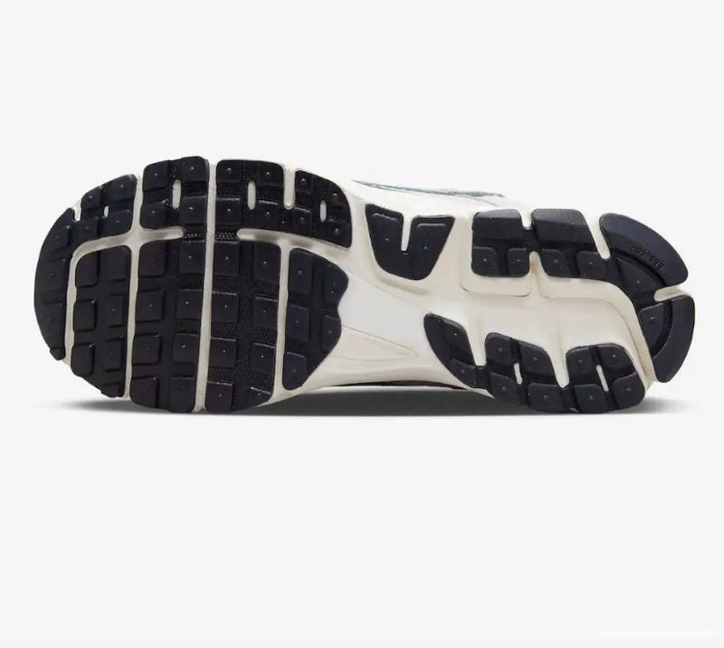 Zoom Vomero 5 Photon Dust Metallic Silver