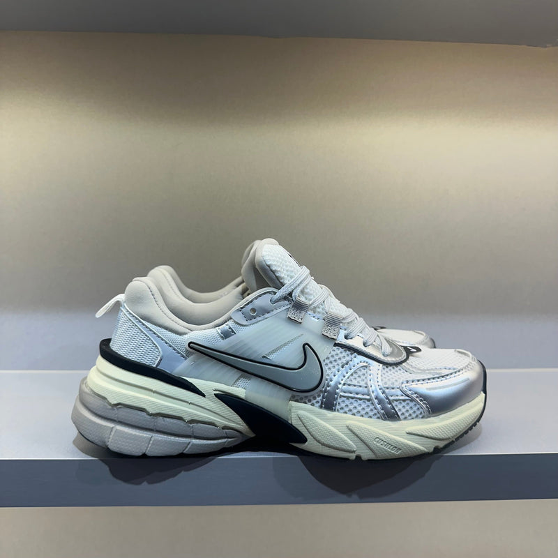 V2K Run Summit White Metallic Silver (Pronta Entrega)