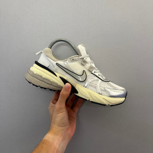 V2K Run Summit White Metallic Silver (Pronta Entrega)