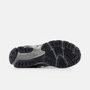 Balance 1906A Concrete Silver Metallic